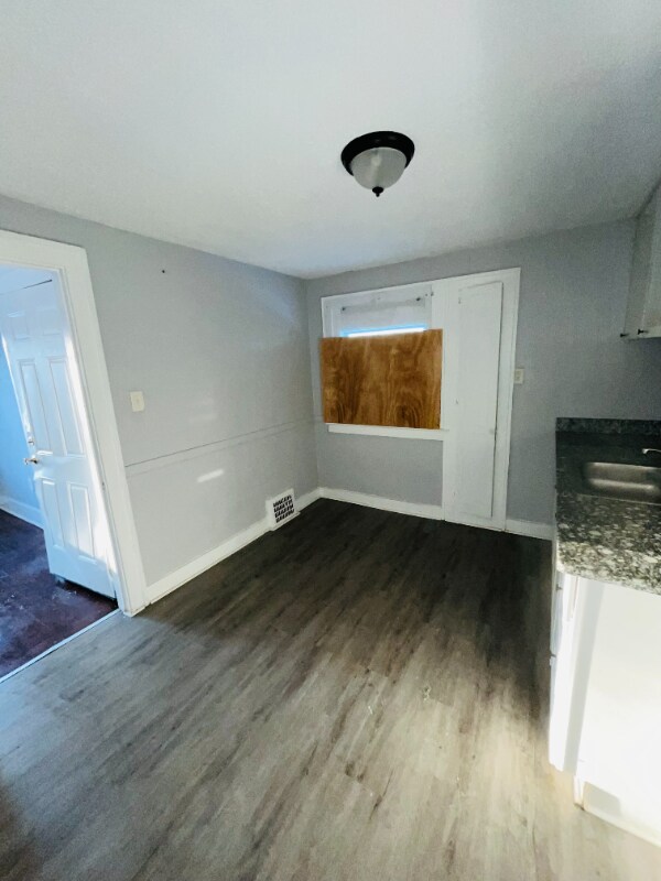 Building Photo - 5520 Haverhill St