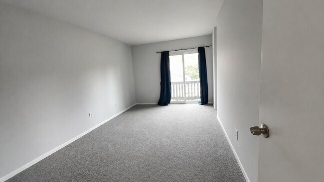 Building Photo - Spacious 3-Bedroom Norfolk Townhome with In-Unit Laundry and Fenced Outdoor Space