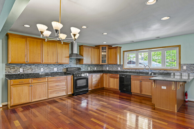 Building Photo - 2023 Rollingwood Rd