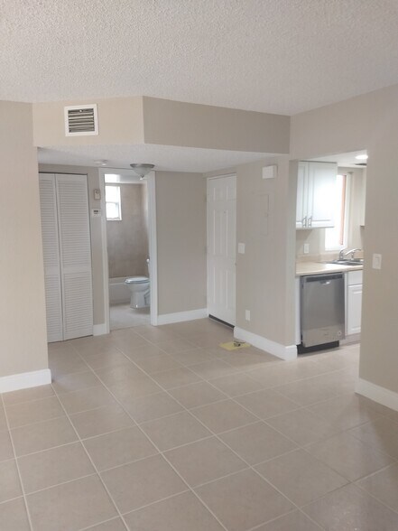 Building Photo - 1503 SE Royal Green Cir