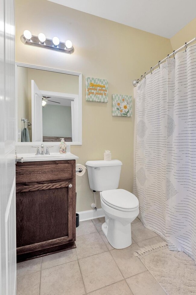 Building Photo - Fully furnished 1 bedroom 1 bath in fenced...