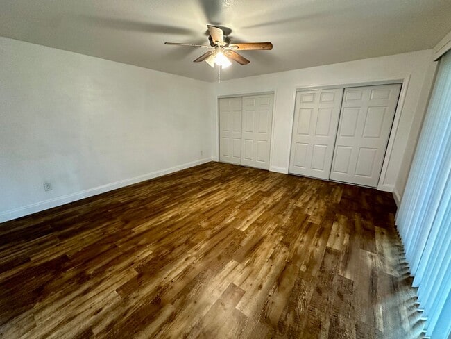 Building Photo - Fully Remodeled - 2/2 Townhome in Central ...
