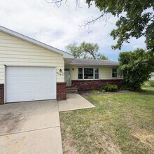 Building Photo - Four Bedroom Duplex in Jenison!