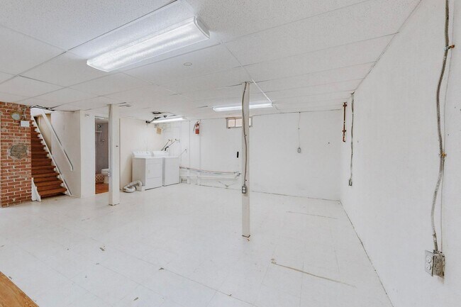 Building Photo - 212 Mesa St SE