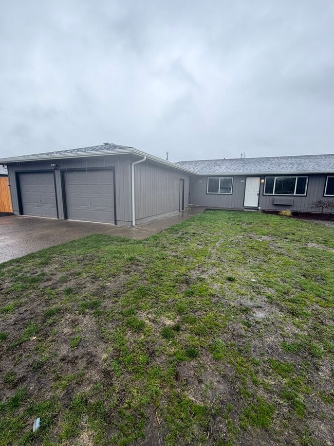 Building Photo - Newly Remodeled 2 Bedroom!