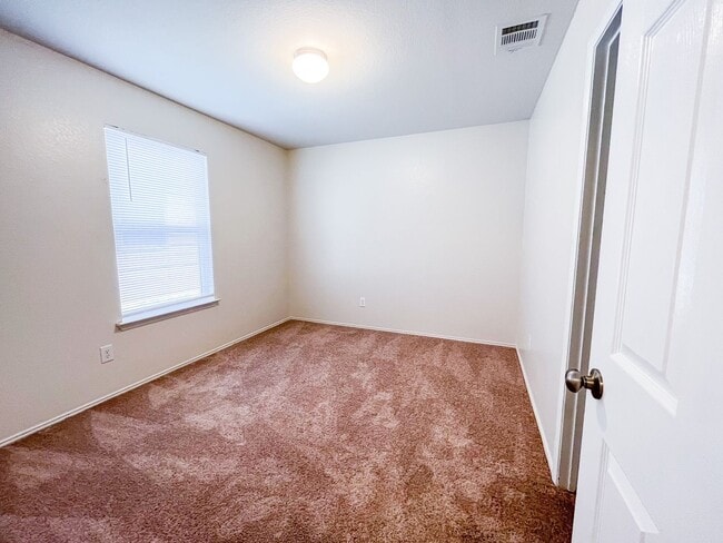 Building Photo - Spacious Home in Yowell Ranch