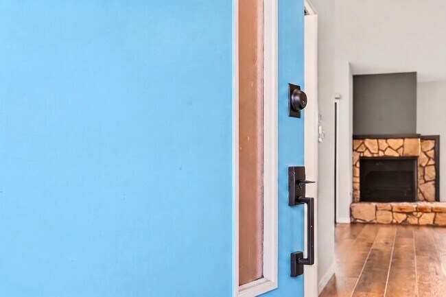 Building Photo - Beautiful 2BR/2BA Townhome with Valley Views, Covered Parking & In-Unit Laundry