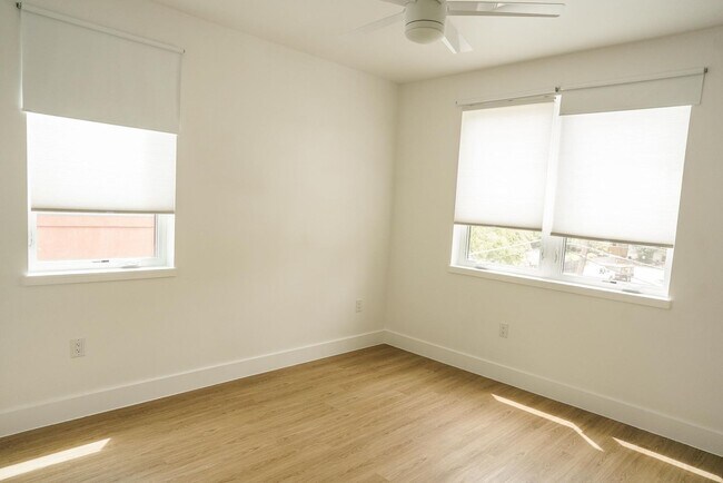 Building Photo - Modern East Austin 2/2 Condo Available Now!