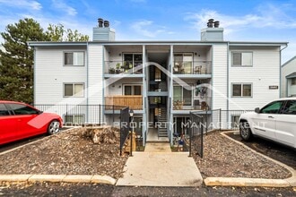 Building Photo - Great Condo with Central AC and Community Pool!
