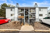 Building Photo - Great Condo with Central AC and Community Pool!