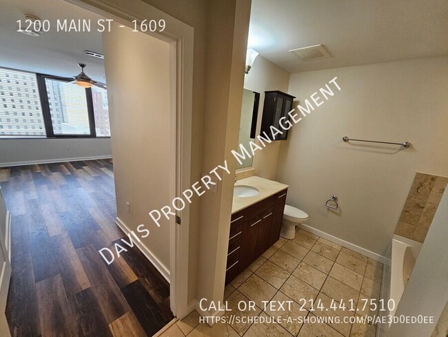 Building Photo - Downtown condo with roof top pool & concie...