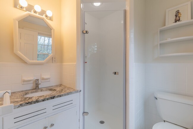 Building Photo - Bright and Beautiful 4 Bedroom Colonial