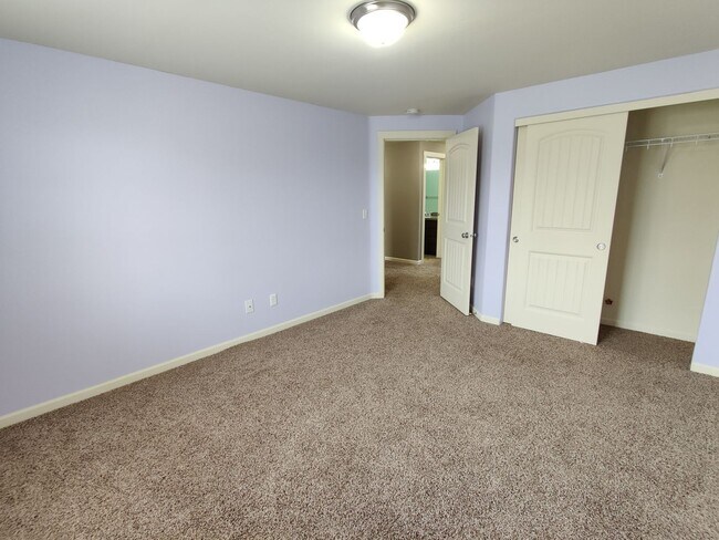 Building Photo - Great West Richland Location