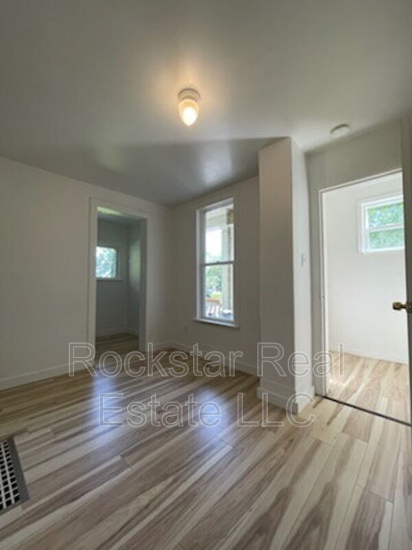 Building Photo - 1420 E 16th Ave