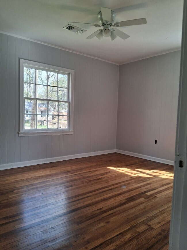 Building Photo - 611 Avalon Rd