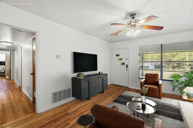 Building Photo - 3 Bedroom House with Huge Backyard!