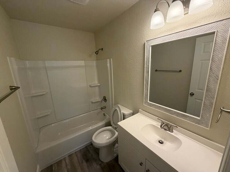 Building Photo - Room in Single Family Home on Houston St