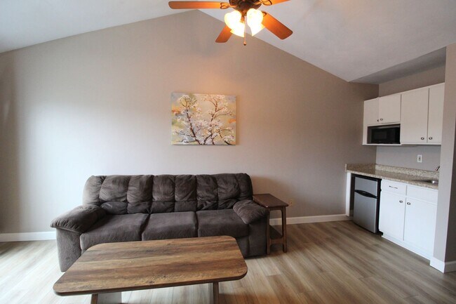 Building Photo - 1362 Bradley Dr