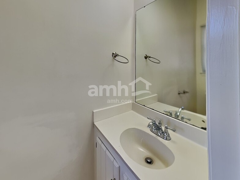 Building Photo - 7012 Poplar Creek Trce