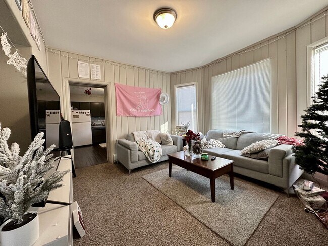 Building Photo - AVAILABLE JUNE - Updated 4 Bed 1 Bath