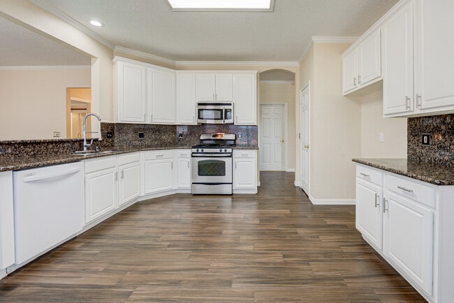 Building Photo - 18818 Woodbreeze Dr