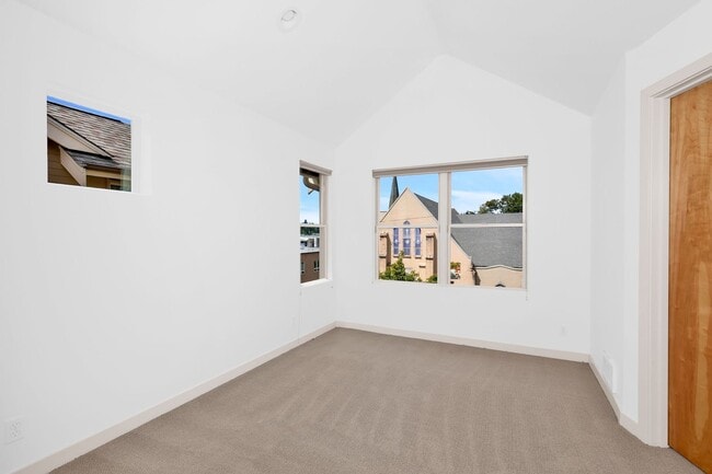 Building Photo - Stunning Townhome in the heart of Columbia...