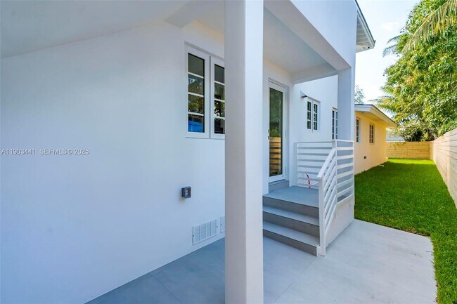 Building Photo - 524 NE 65th St