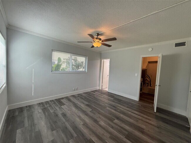 Building Photo - 2121 NE 42nd Ct