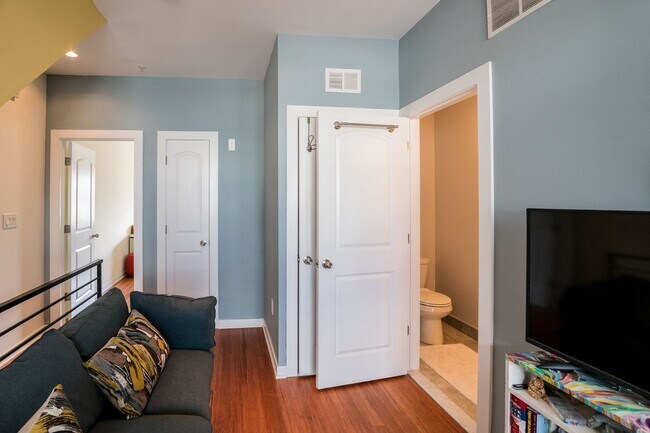 Building Photo - Gorgeous Fairmount One Bedroom Condo
