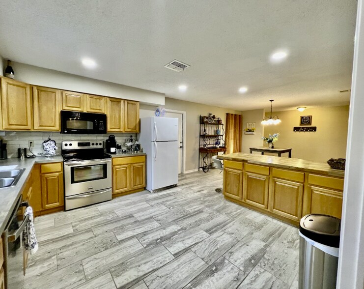 Building Photo - 13806 Wood Breeze