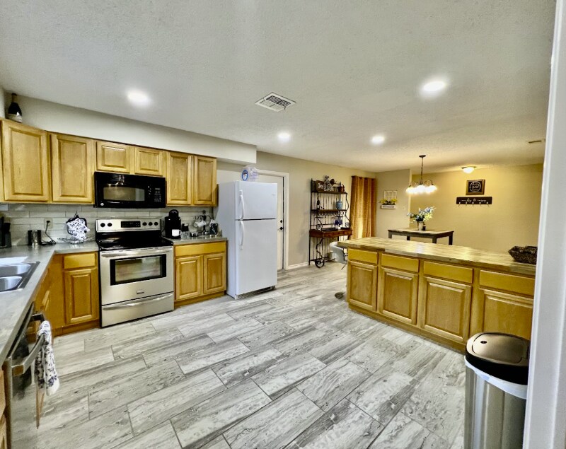 Building Photo - 13806 Wood Breeze