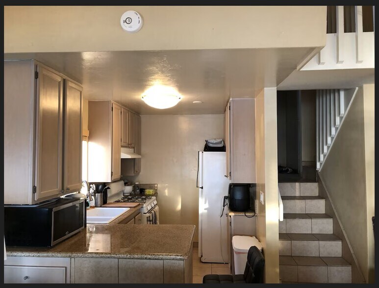 Building Photo - 3261 Ocean Front Walk