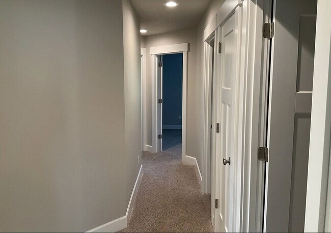Building Photo - 1054 NE Regan Hill Loop