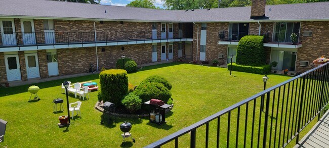 Building Photo - 1073 Sheridan Rd