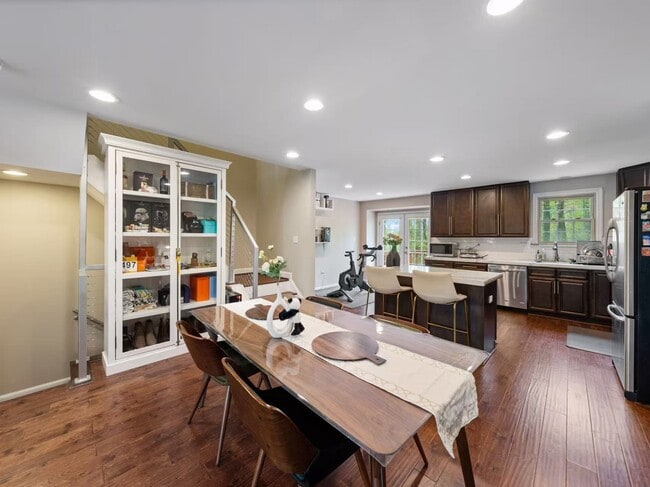 Building Photo - 1337 Templeton Pl