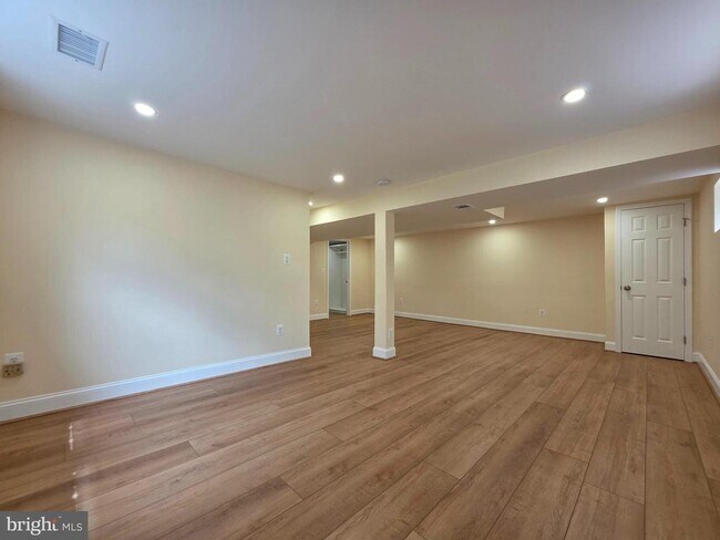Building Photo - 5921 Arlington Blvd