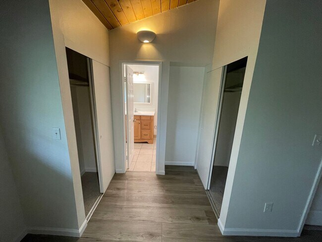 Building Photo - End Unit 2 bedroom, 2 bath Townhouse