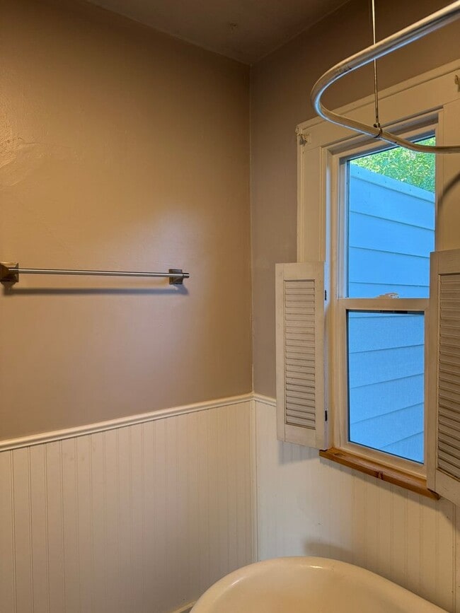 Building Photo - 2 Bed, 1 Bath Home