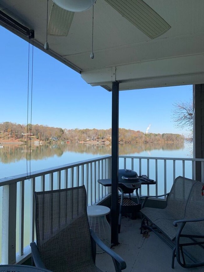 Building Photo - MOVE IN SPECIAL! 2BR/2BA WATERFRONT Condo ...