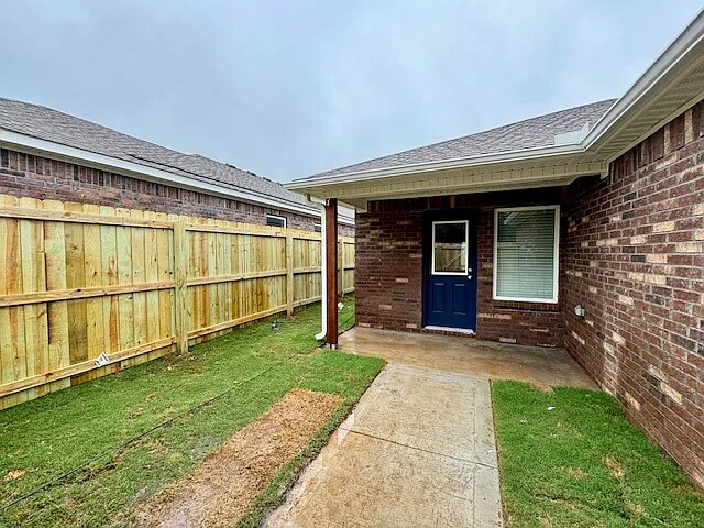 Building Photo - 2440 N Raven Ln