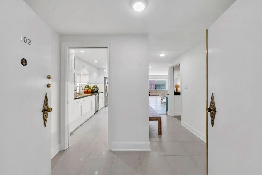 Building Photo - 7259 Hillside Ave