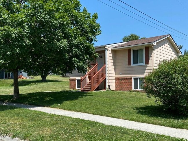 Primary Photo - Aplin Duplex (4025/4027)