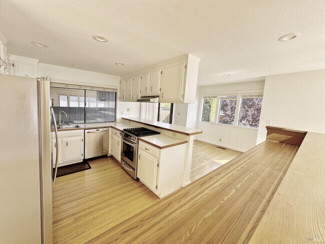 Building Photo - 172 Great Cir Dr