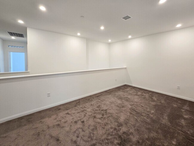 Building Photo - Highly upgraded townhome in Carlsbad