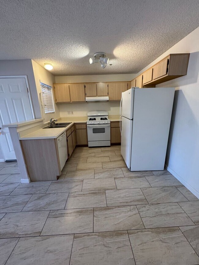 Building Photo - Comfortable Condo Living in Santa Maria