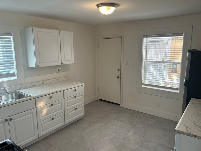 Building Photo - 3 Bedroom Unit Available Now!!