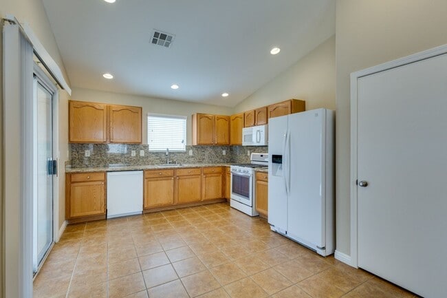 Building Photo - Single story 3 bedroom home in a lovely NW community