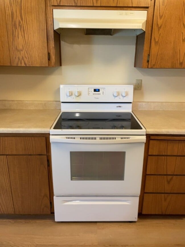 Building Photo - Newly updated - 3 Bedroom 1.5 Bath 2 Car G...