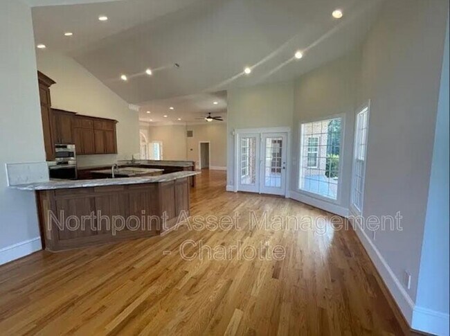 Building Photo - 3 bedroom custom home on tons of acreage w...