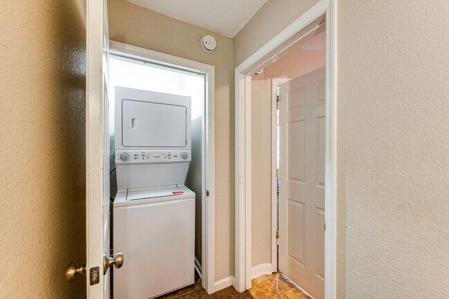 Building Photo - 1329 Nylic St